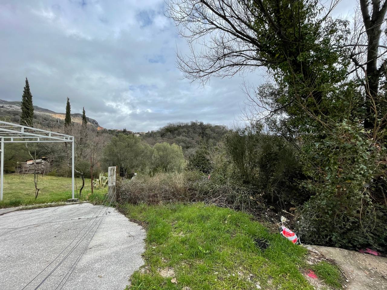Außenansicht mit Grün und Hügeln im Hintergrund
