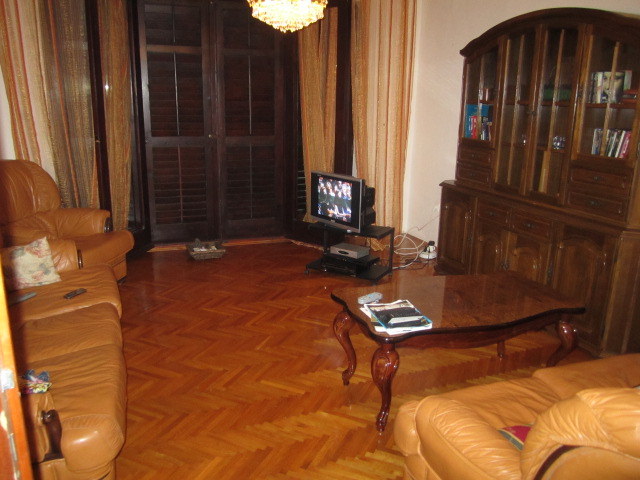 Wohnzimmer im klassischen Stil in einem Haus in Tivat, Montenegro: Ledermöbel, Holzbuffet und Parkettboden.