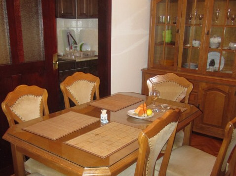 Essbereich mit Holztisch und Buffet in einem Haus zum Verkauf, Tivat, Montenegro. Klassisches Wohnzimmerinterieur.