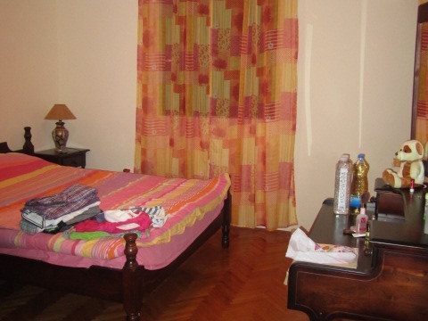 Gemütliches Schlafzimmer mit Holzbett und Schminktisch in einem Haus zum Verkauf in Tivat, Montenegro.