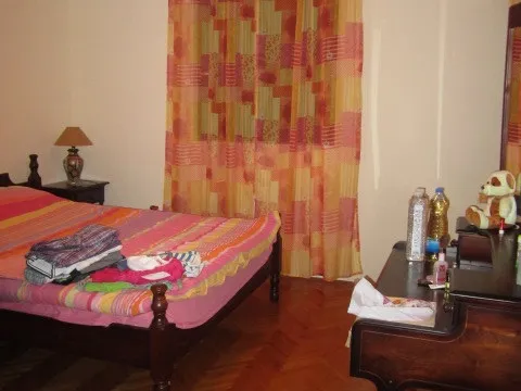 Gemütliches Schlafzimmer mit Holzbett und Schminktisch in einem Haus zum Verkauf in Tivat, Montenegro.