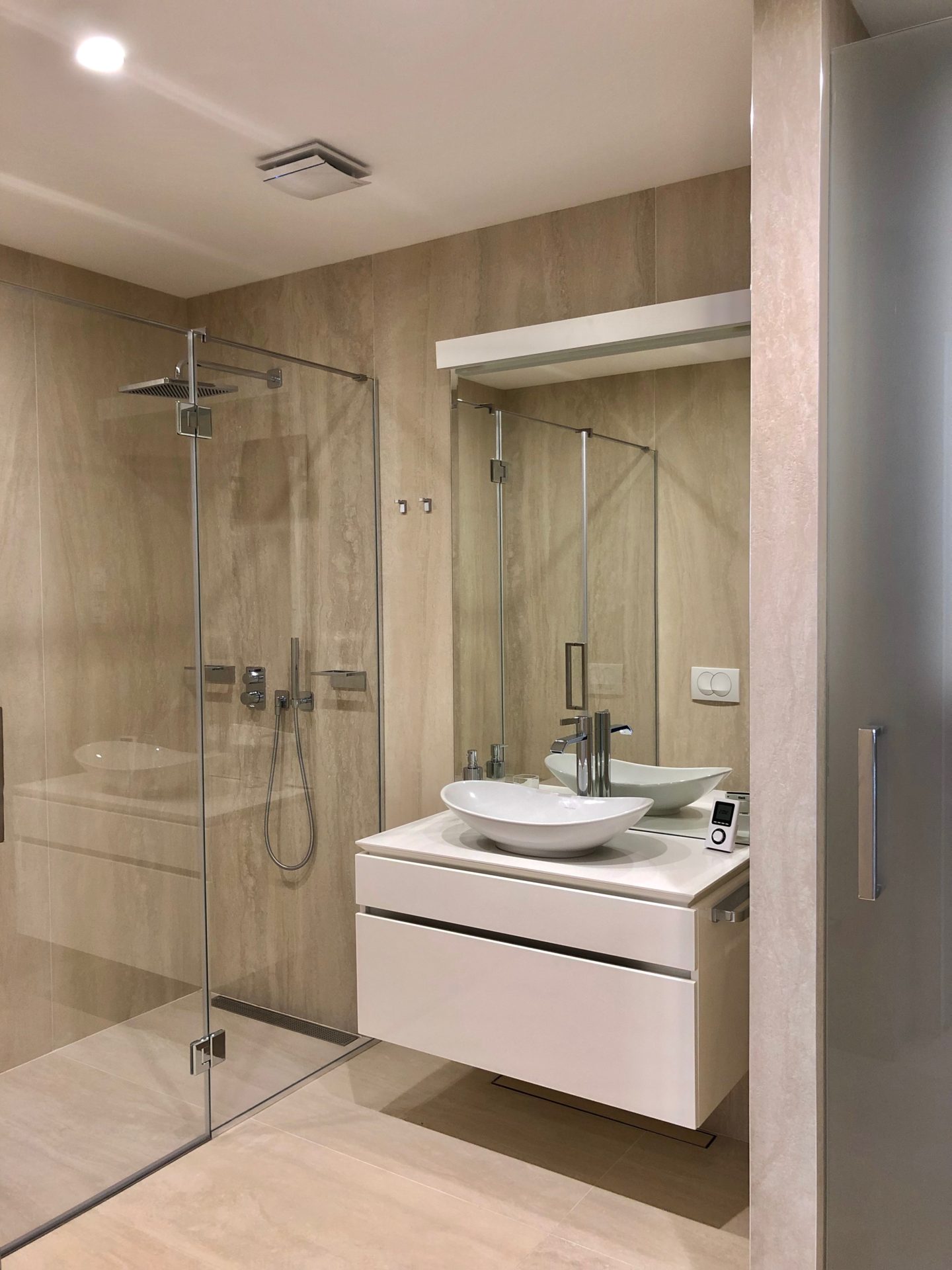 Modernes Badezimmer mit Duschkabine und stilvollem Waschbecken in einer Wohnung in Budva, Montenegro.