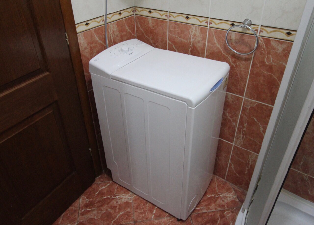 Vertikale Waschmaschine im Badezimmer eines Hauses in Dobri Vody, Bar Riviera, Montenegro.