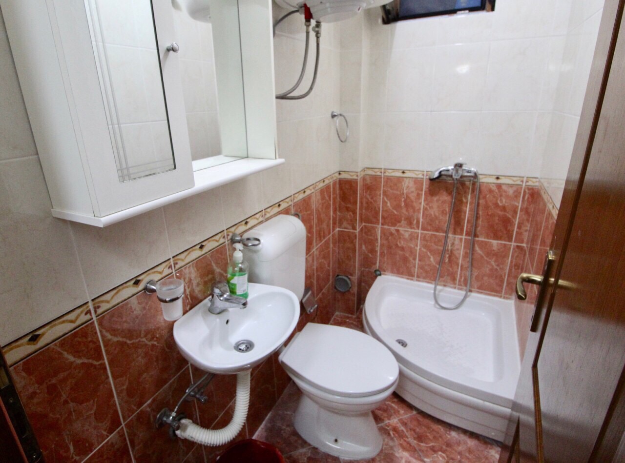 Badezimmer im Haus, Dobri Vody, Bar Riviera, Montenegro: Duschkabine, weiße Sanitärkeramik und Fliesen.