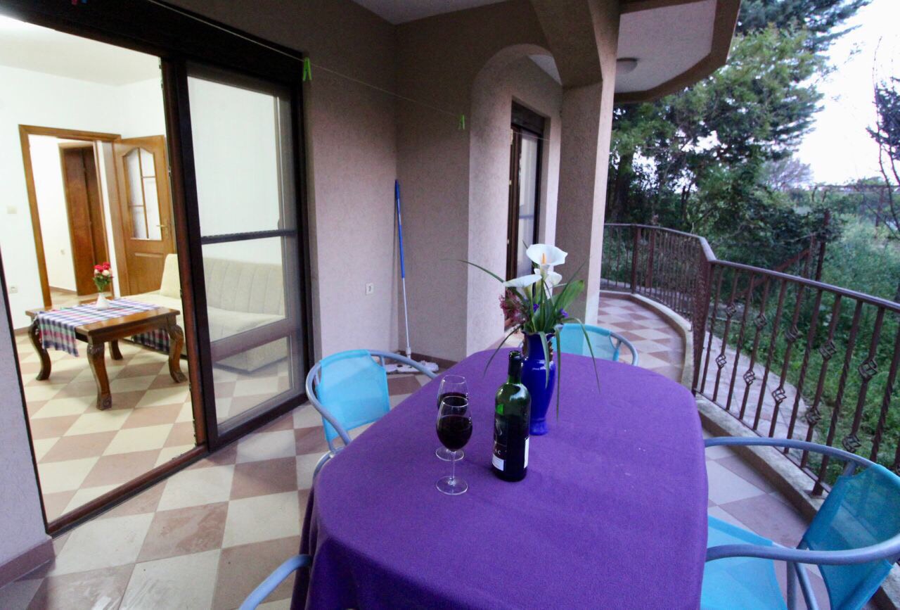 Gemütliche Terrasse mit Essbereich im Haus, Dobri Vody, Barska Riviera, Montenegro: Blick auf den Garten und Zugang zum Wohnzimmer.