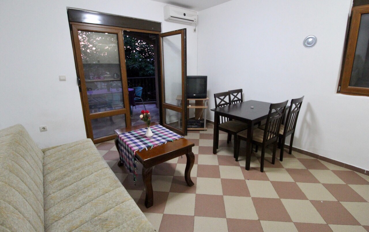 Wohnzimmer mit Essbereich und Zugang zur Terrasse im Haus, Dobri Vody, Barska Riviera, Montenegro.