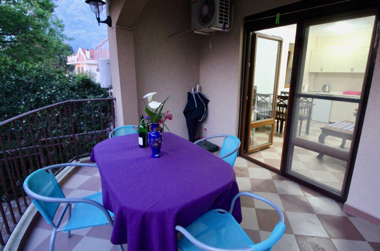 Gemütliche Terrasse mit Essbereich im Haus, Dobri Vody, Barska Riviera, Montenegro: Blick auf den Balkon und die Küche.
