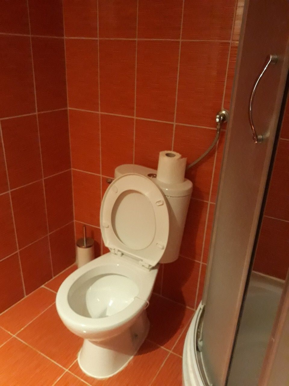 Łazienka z pomarańczowymi płytkami i kabiną prysznicową w domu, Žanjica, Czarnogóra.