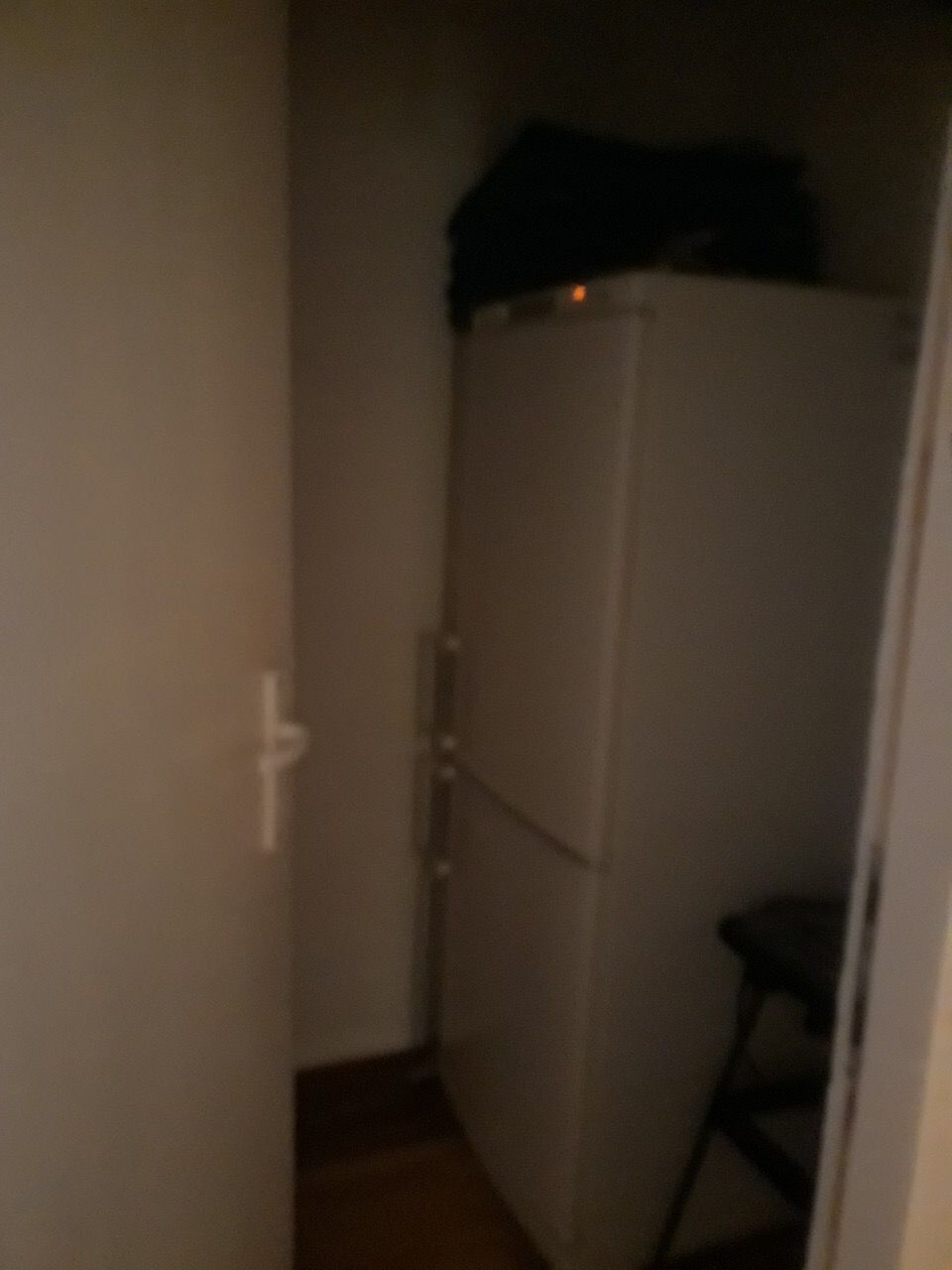 Dwukomorowa lodówka we wnęce kuchennej domu w Žanjicach, Czarnogóra, widok na sprzęt AGD we wnętrzu.