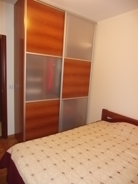 Schlafzimmer mit Doppelbett und Einbauschrank in einer Wohnung in Budva, Montenegro.