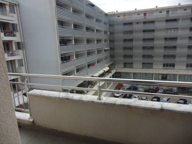 Blick vom Balkon einer Wohnung in Budva, Montenegro: Metallgeländer, Marmorsims und Blick auf eine Wohnanlage.