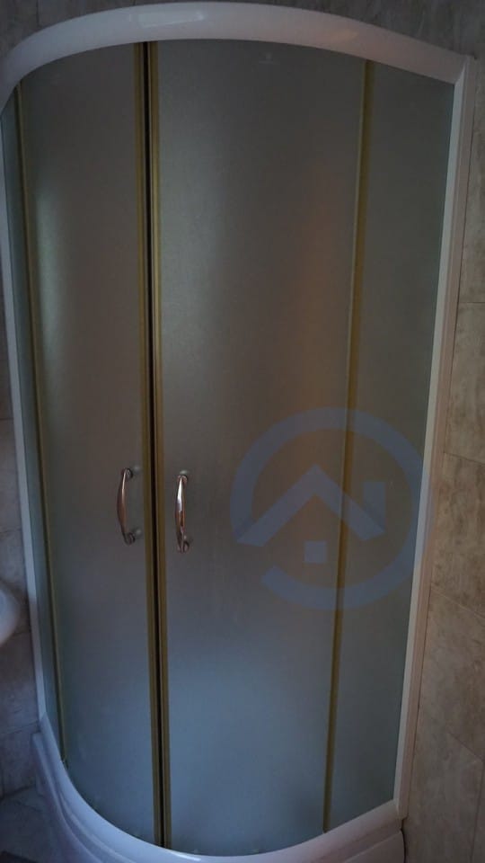 Ugaona tuš kabina sa mat staklima u kupatilu kuće u Kavaču, Crna Gora.