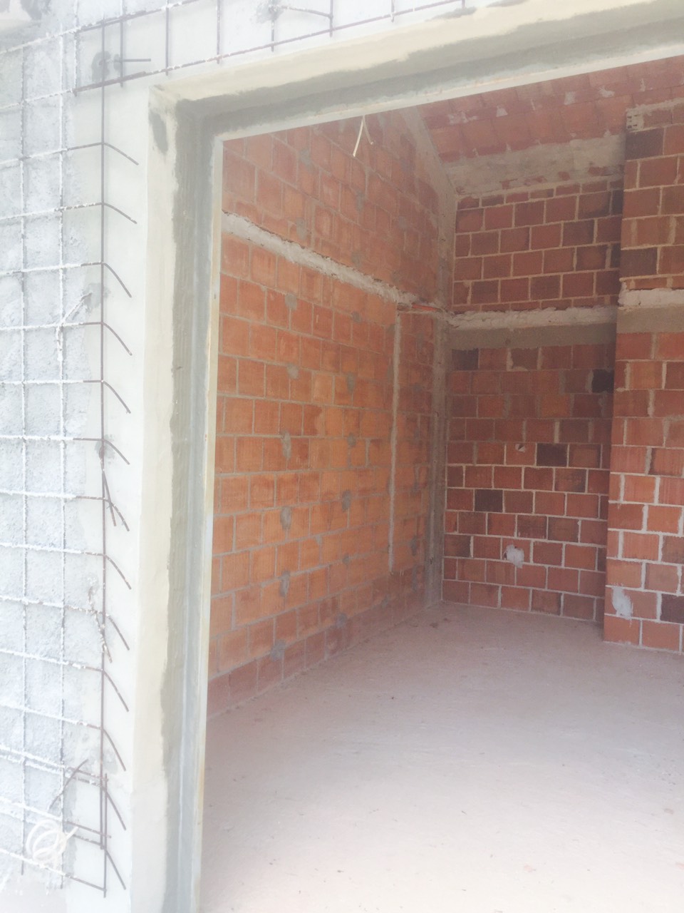 Im Bau befindlicher Ziegelraum in einer Villa in Herceg Novi, Montenegro: Rohbau und verstärkte Wände.