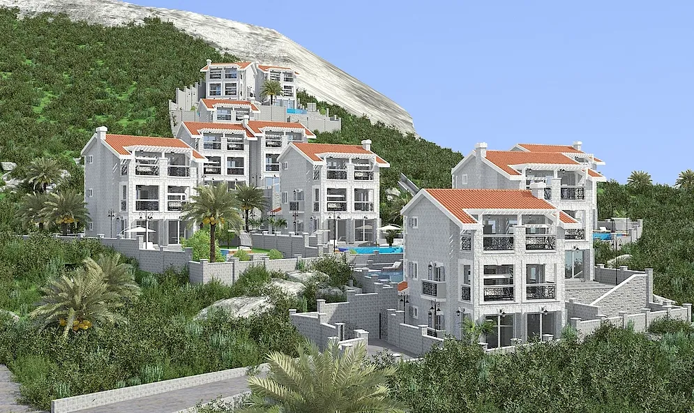 Komplex moderner Villen mit Pools am Berghang in Herceg Novi, Montenegro: Blick auf die Architektur und das Gelände.