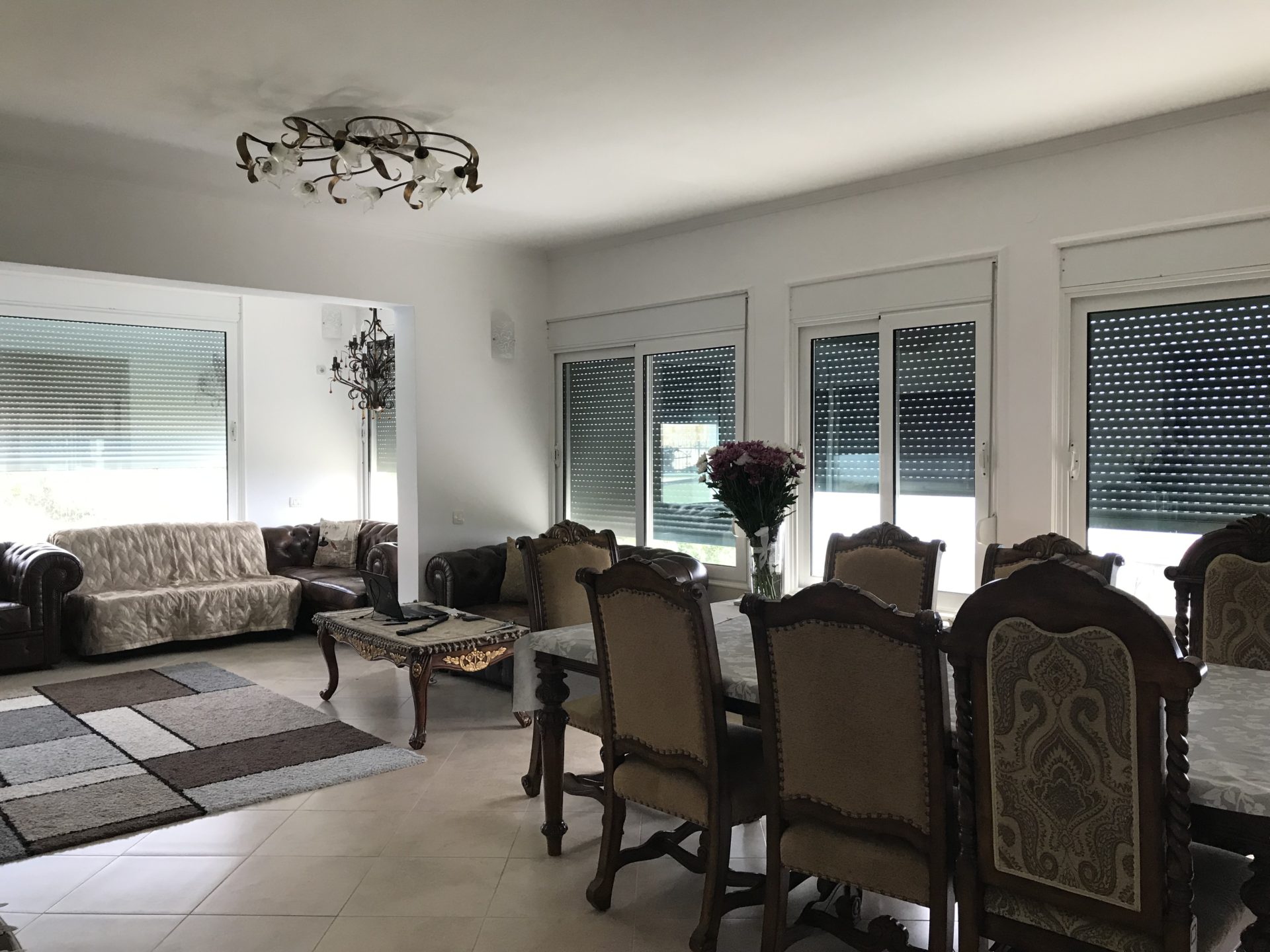 Geräumiges Wohnzimmer mit klassischer Einrichtung in einem Haus in Bar, Montenegro: Essbereich und Sitzecke.