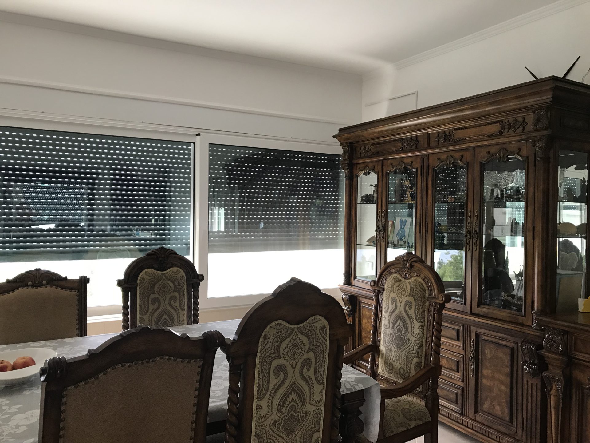 Klassisches Esszimmer mit geschnitztem Holzbuffet und Stühlen in einem Haus zum Verkauf, Stadt Bar, Montenegro.