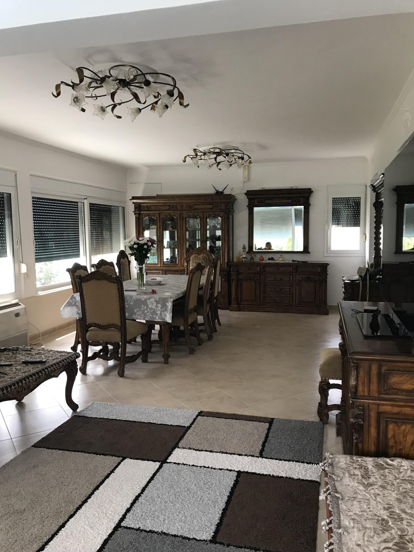 Geräumiges Wohnzimmer mit klassischen Holzmöbeln in einem Haus in Bar, Montenegro: Essbereich und gemütliches Interieur.