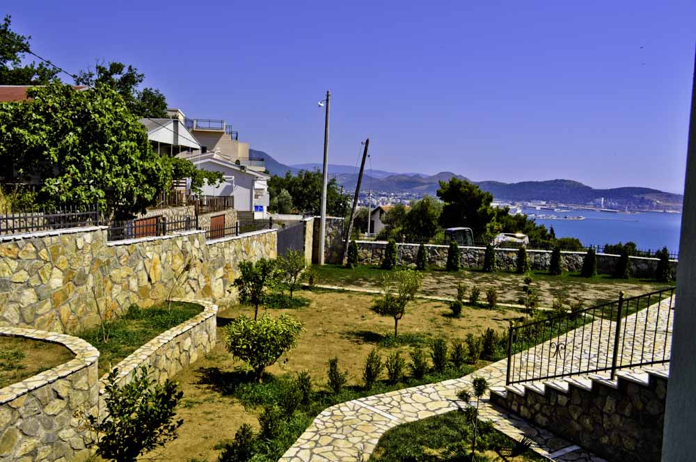 Pogled na uređenu parcelu vile u Šušnju, Crna Gora, sa kamenim terasama i panoramskim pogledom na Jadransko more