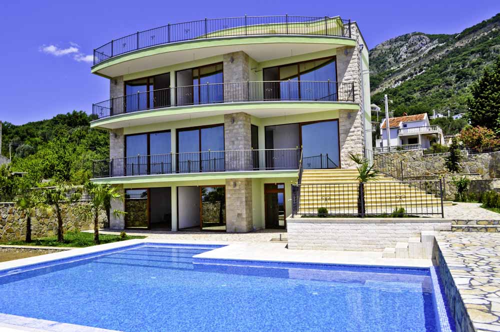 Trospratna vila u Šušnju, Crna Gora, sa panoramskim prozorima, terasama i privatnim bazenom u podnožju planina.