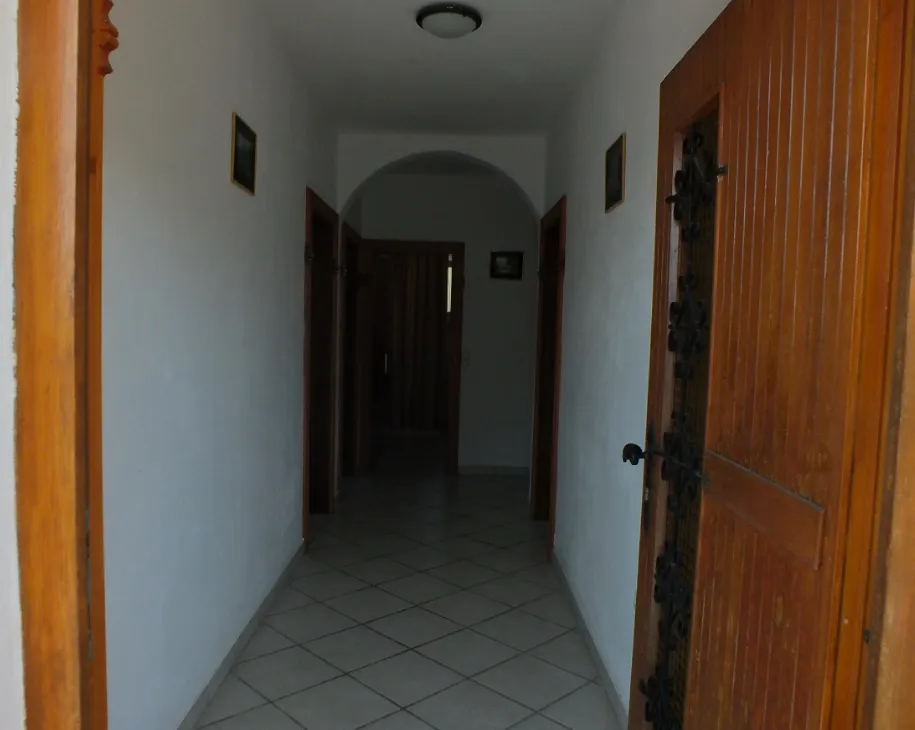 Heller Flur mit Bogenöffnung und Holztüren in einem Haus zum Verkauf in Bar, Montenegro.