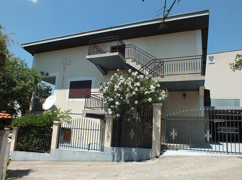 Villa Mira à deux étages avec escalier extérieur et terrain clôturé dans la ville de Bar, Monténégro.