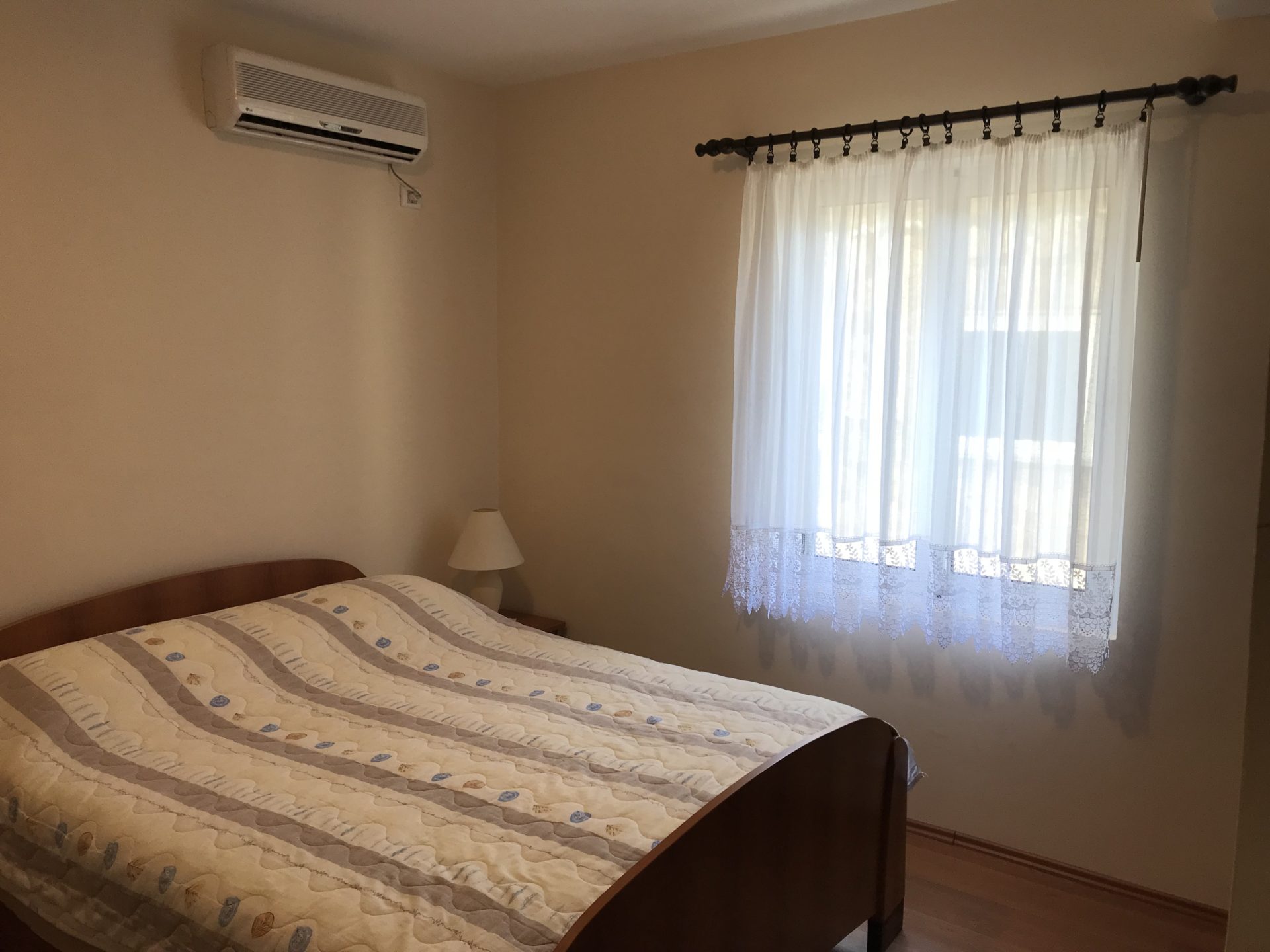 Gemütliches Schlafzimmer mit Doppelbett und Klimaanlage in einem Haus zum Verkauf, Stadt Kotor, Montenegro.