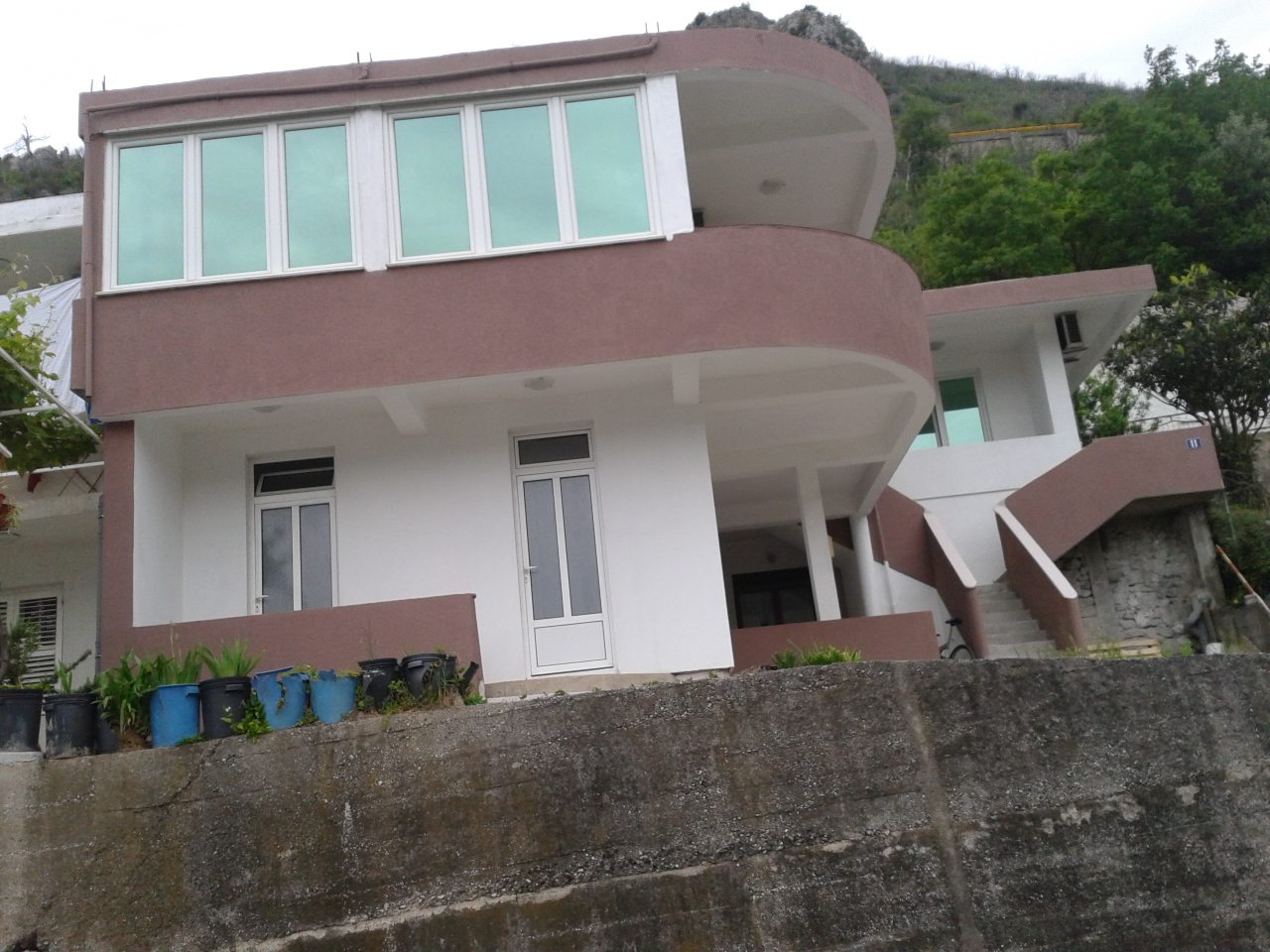 Zweistöckiges Haus mit Panoramafenstern und Terrasse in Budva, Montenegro. Moderne Fassade, Außenansicht von Objekt Nr. 1320.