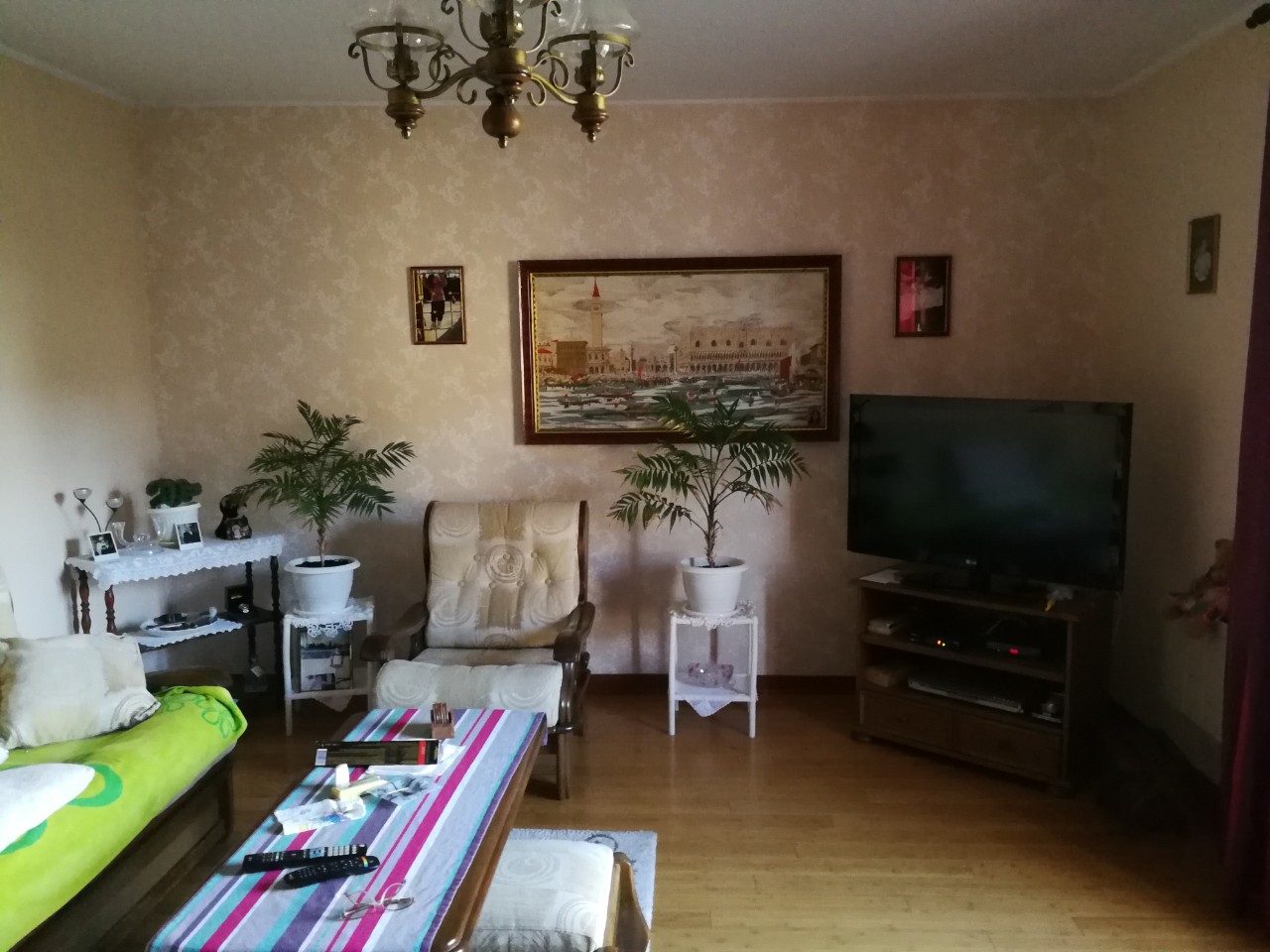 Gemütliches Wohnzimmer in einem Haus in Tivat, Montenegro: klassische Möbel, Zimmerpflanzen und TV-Bereich mit Parkettboden.