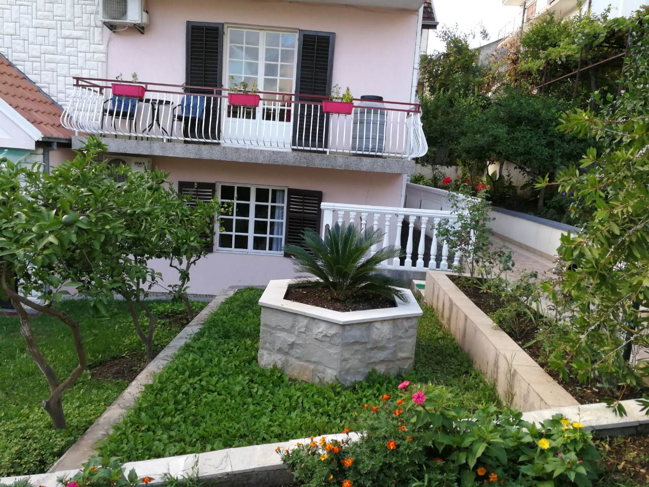 Zweistöckiges Haus in Tivat, Montenegro, mit gemütlichem Garten, Terrasse, Steinbeet und Grünanlagen.