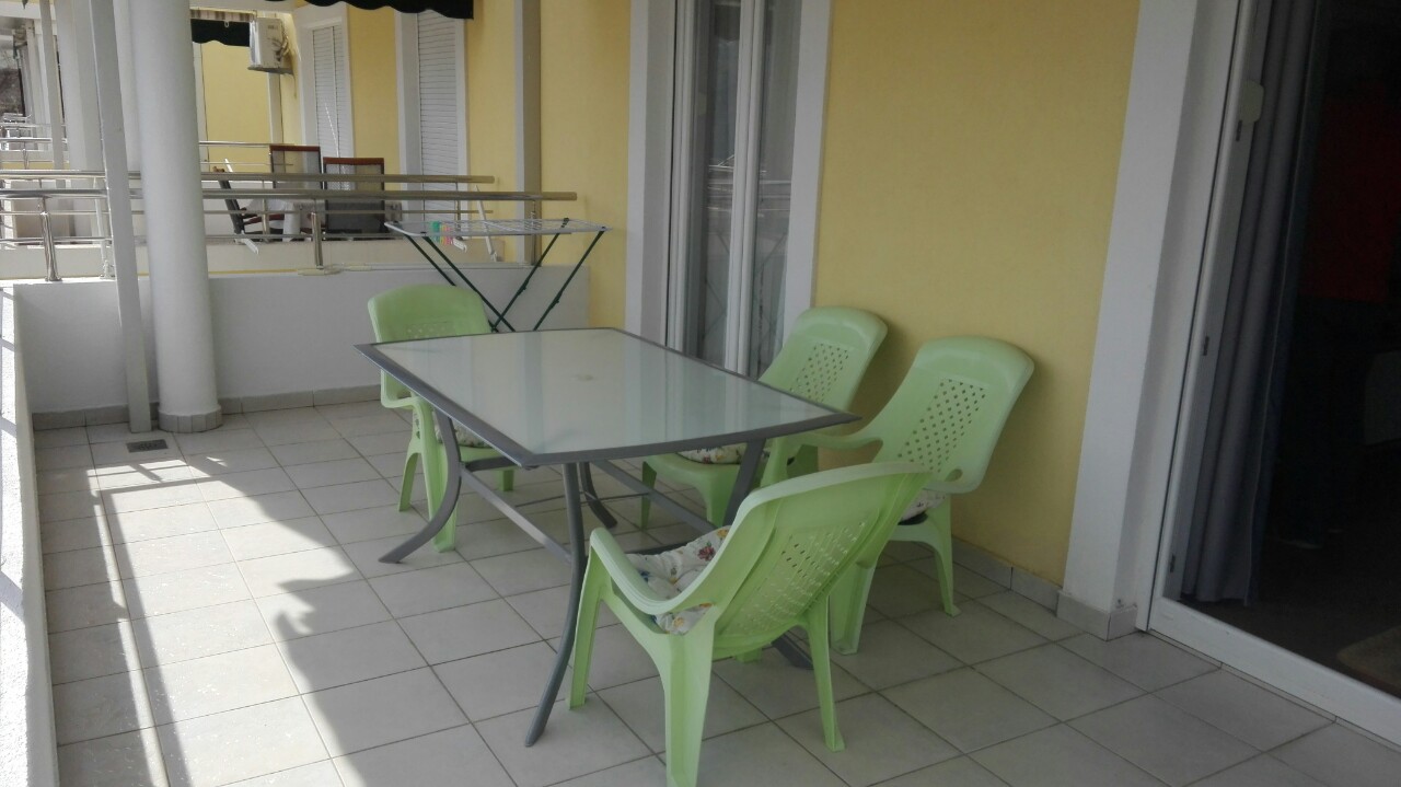 Geräumige Terrasse mit Essbereich in der Wohnung, Herceg Novi, Montenegro: Tisch und Kunststoffstühle auf dem Balkon.