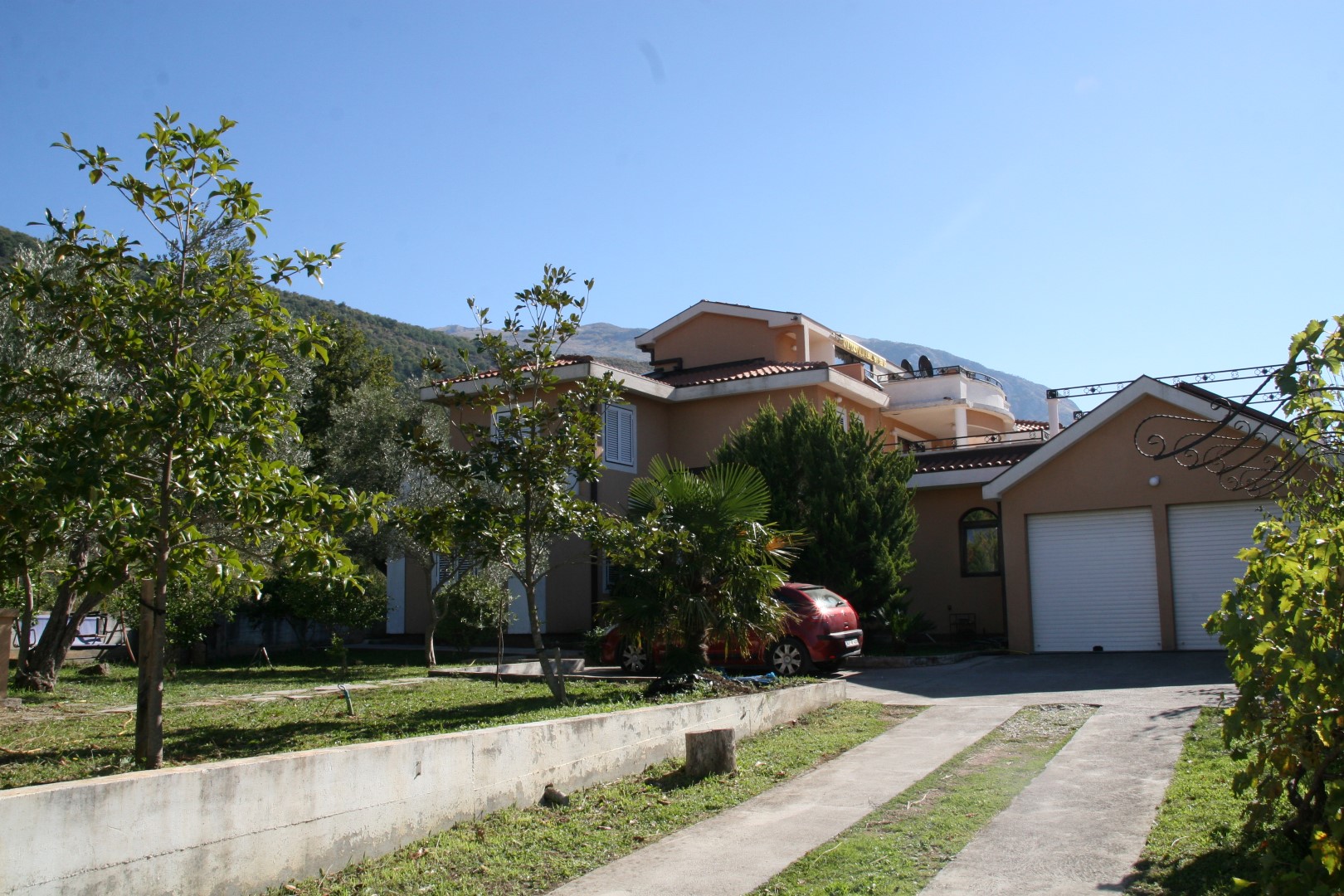 Dvospratna vila sa garažom i baštom u Kavaču, Bokokotorski zaliv, Crna Gora. Pogled na kuću sa pripadajućim zemljištem.