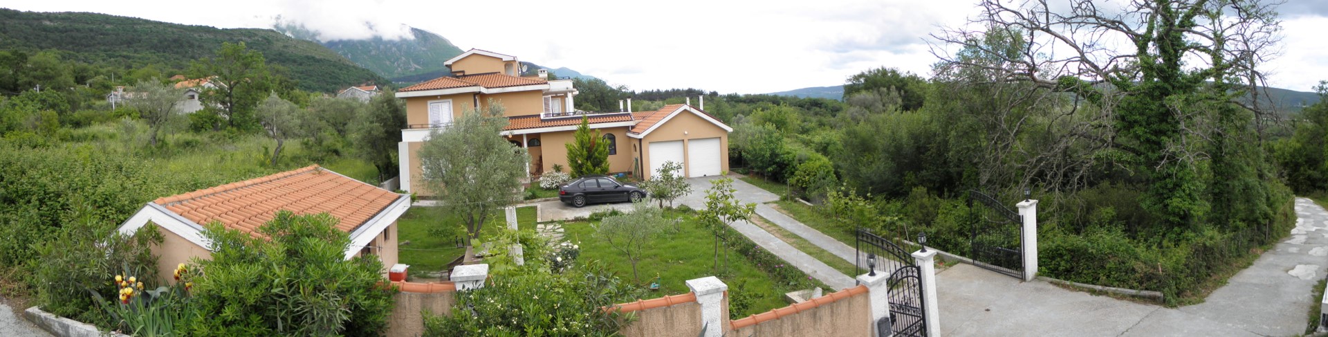 Dvospratna vila sa garažom i baštom u Kavaču, Bokokotorski zaliv, Crna Gora: pogled na plac i planine.