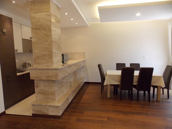 Modernes Wohnzimmer mit Essbereich und Marmor-Bar in einer Wohnung in Budva, Montenegro.