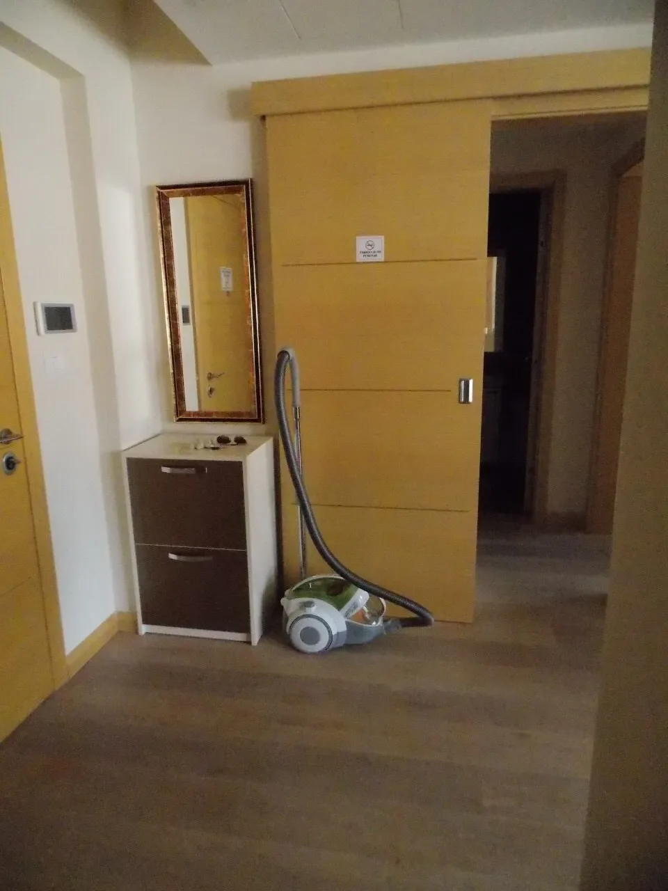 Flur in einer Wohnung in Budva, Montenegro: Schiebetür, Spiegel und Schuhschrank im Interieur.