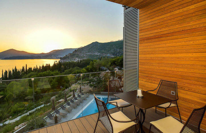 Balkon der Wohnung in Kamenovo, Montenegro: Meer-, Berg- und Poolblick, Holzverkleidung, Tisch mit Stühlen.