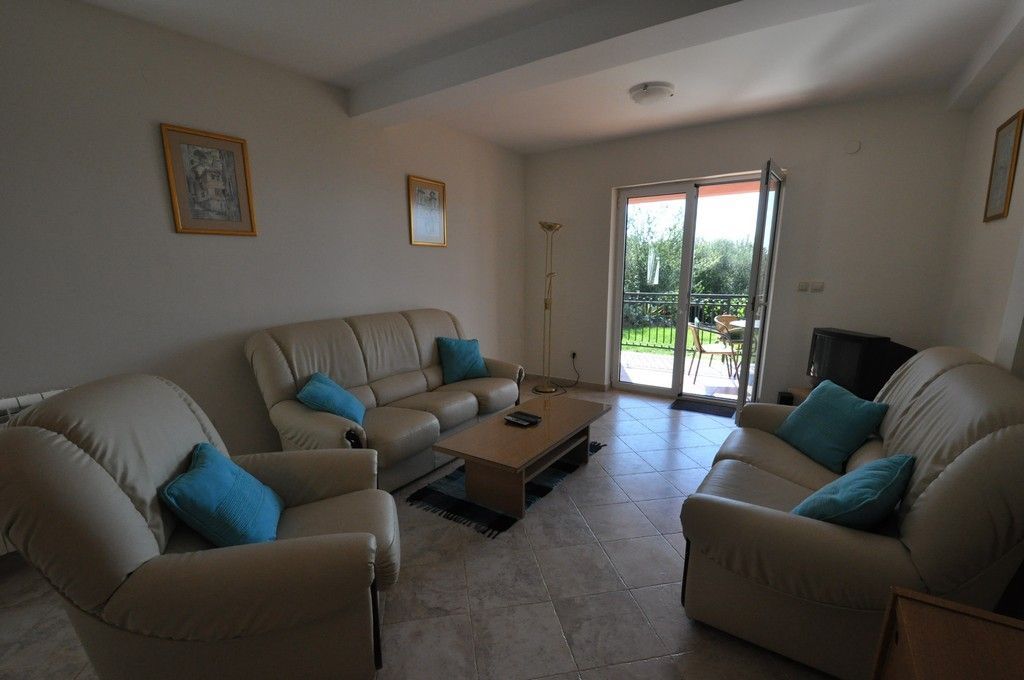 Helles Wohnzimmer mit Ledersofas und Zugang zur Terrasse in einer Villa, Tivat, Montenegro.