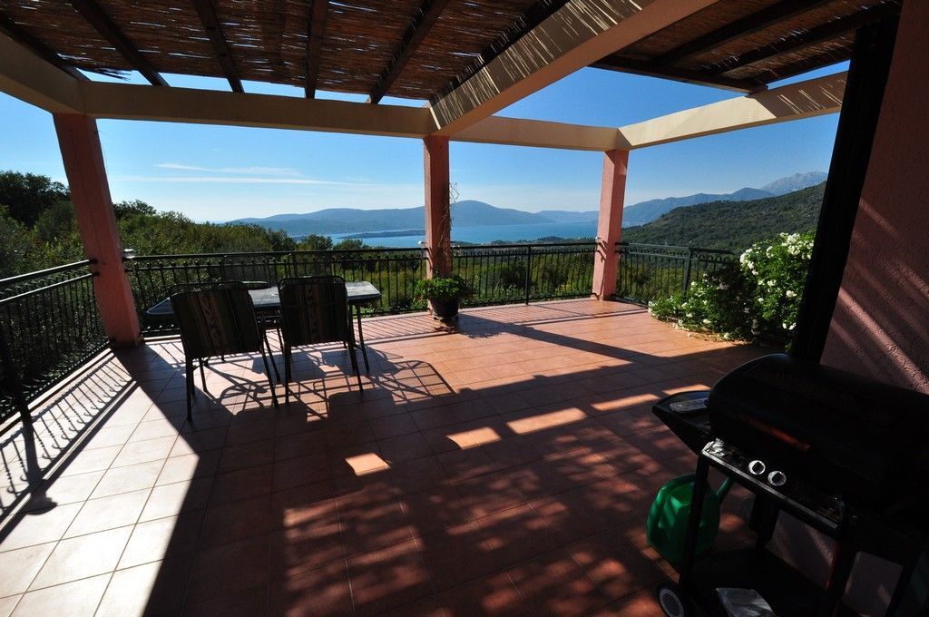 Geräumige Villa-Terrasse in Tivat, Montenegro, mit Essbereich, Grill und Panoramablick auf das Meer und die Berge.