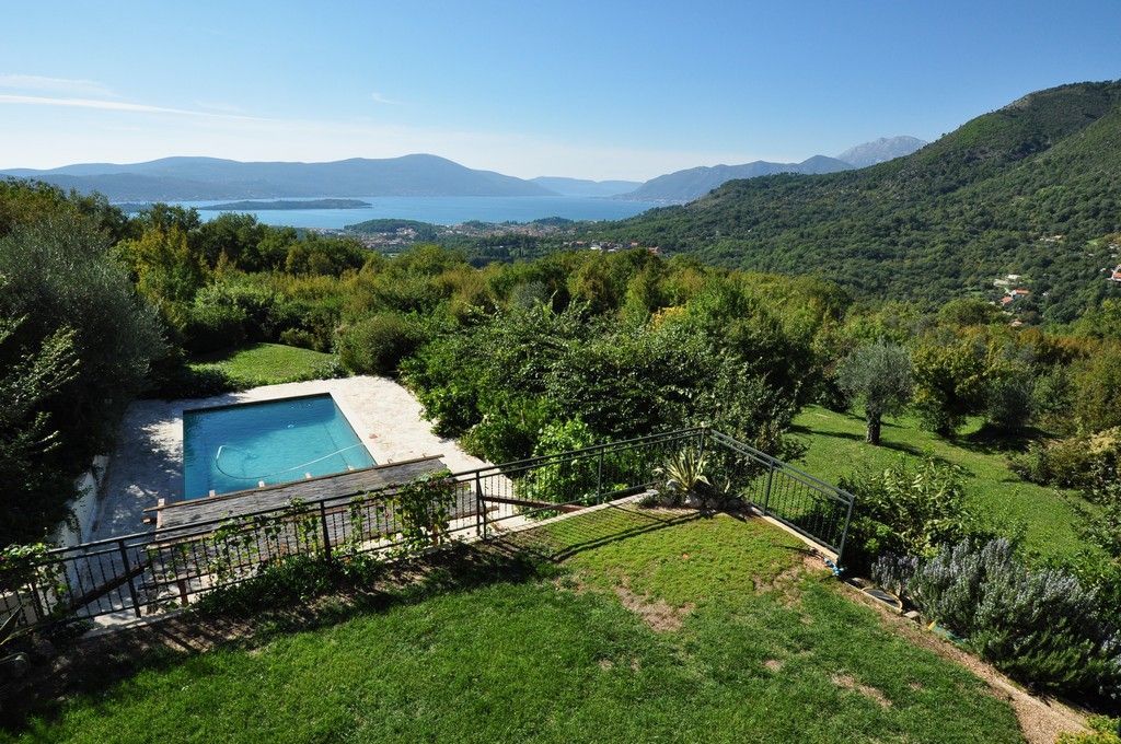 Villa in Tivat, Montenegro: privater Pool, grüner Garten und Panoramablick auf die Berge und die Adria.