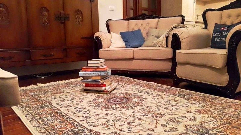 Karadağ, Krimovitsa’daki villanın oturma odası: klasik mobilyalar, antika bir dolap ve doğu desenli bir halı.