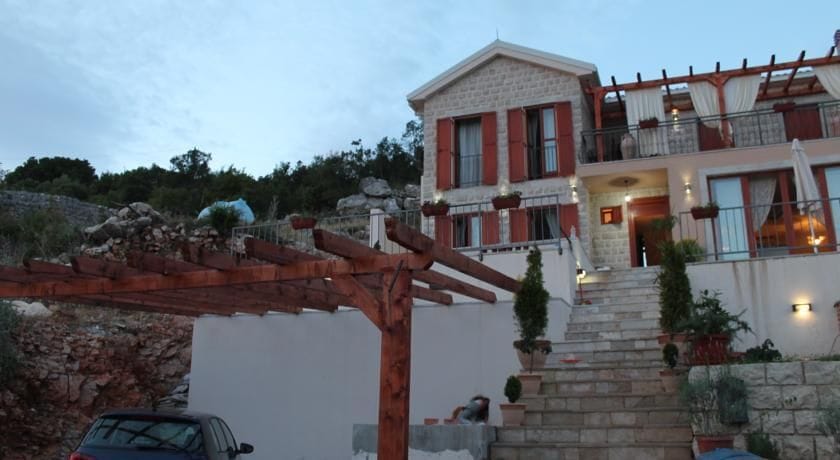 Karadağ, Krimovitsa’da iki katlı taş villa: pergolalı teras, taş merdiven ve evin yanında otopark.
