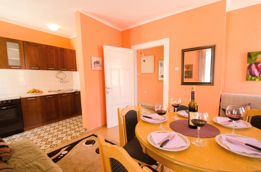 Wohnzimmer mit Essbereich und Küche im Haus, Herceg Novi, Montenegro: Holzmöbel, gemütliches Interieur und Dekor.