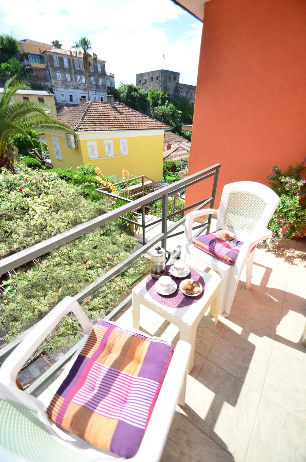 Gemütlicher Balkon mit Möbeln und Blick auf die Altstadt und die Festung in Herceg Novi, Montenegro.