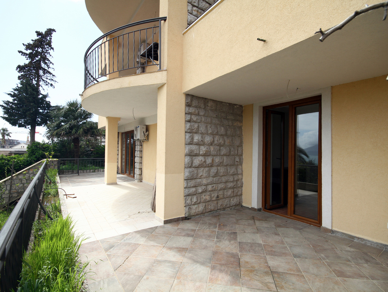 Geräumige Terrasse mit Steinverkleidung und Panoramablick in einer Wohnung in Bečići, Montenegro.