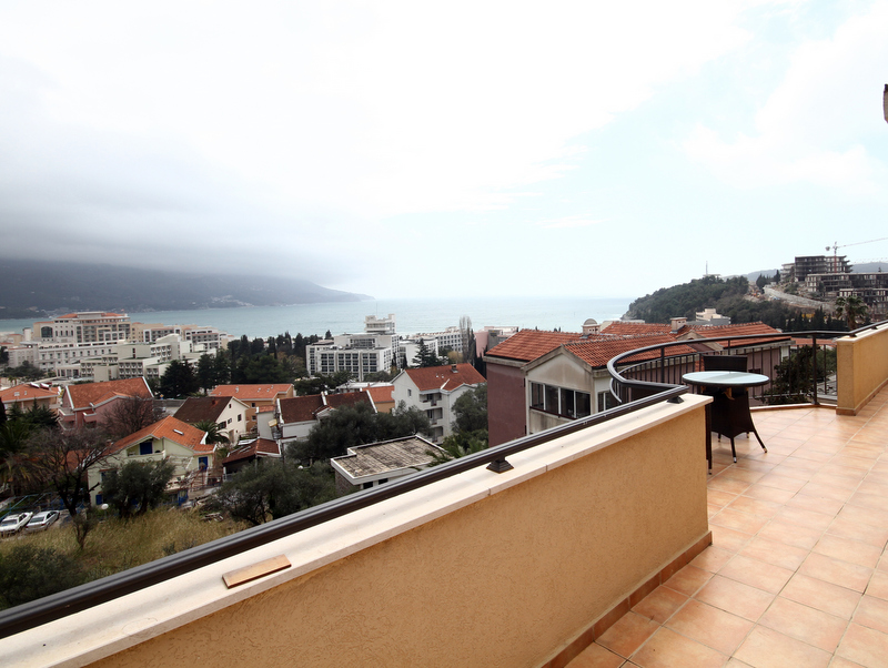 Geräumige Terrasse mit Möbeln und Panoramablick auf das Meer und die Stadt Bečići, Montenegro. Wohnung Nr. 1268.