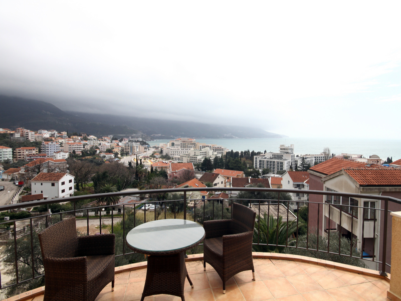Balkon mit Rattanmöbeln und Panoramablick auf das Meer und die Stadt Bečići, Montenegro. Wohnung Nr. 1268 mit Terrasse.