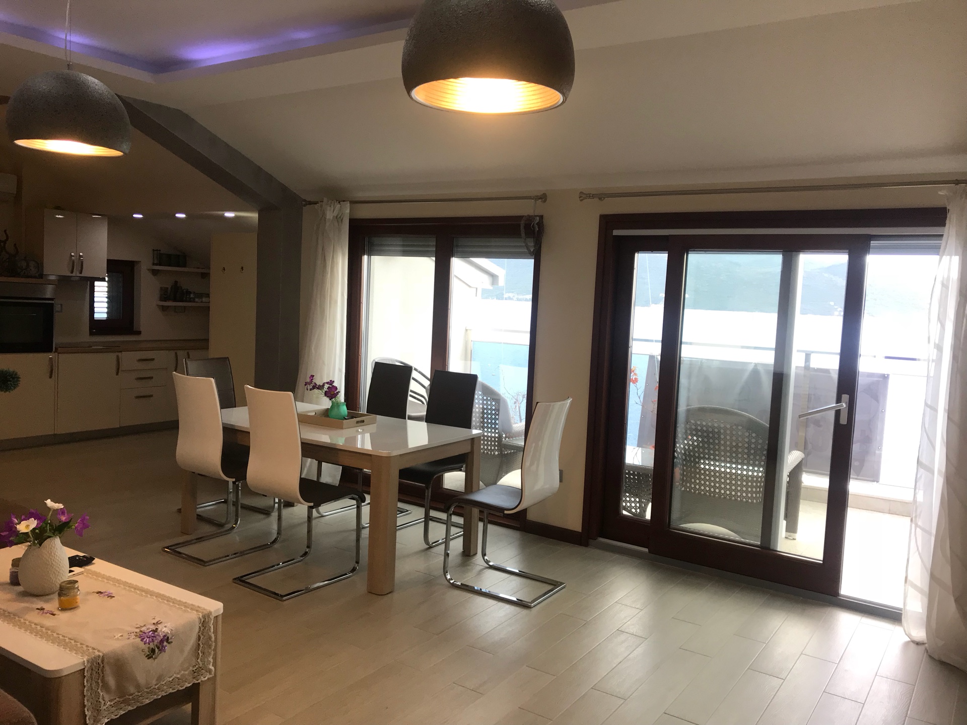 Salon z jadalnią i wyjściem na taras z widokiem na morze w mieszkaniu, Herceg Novi, Czarnogóra.