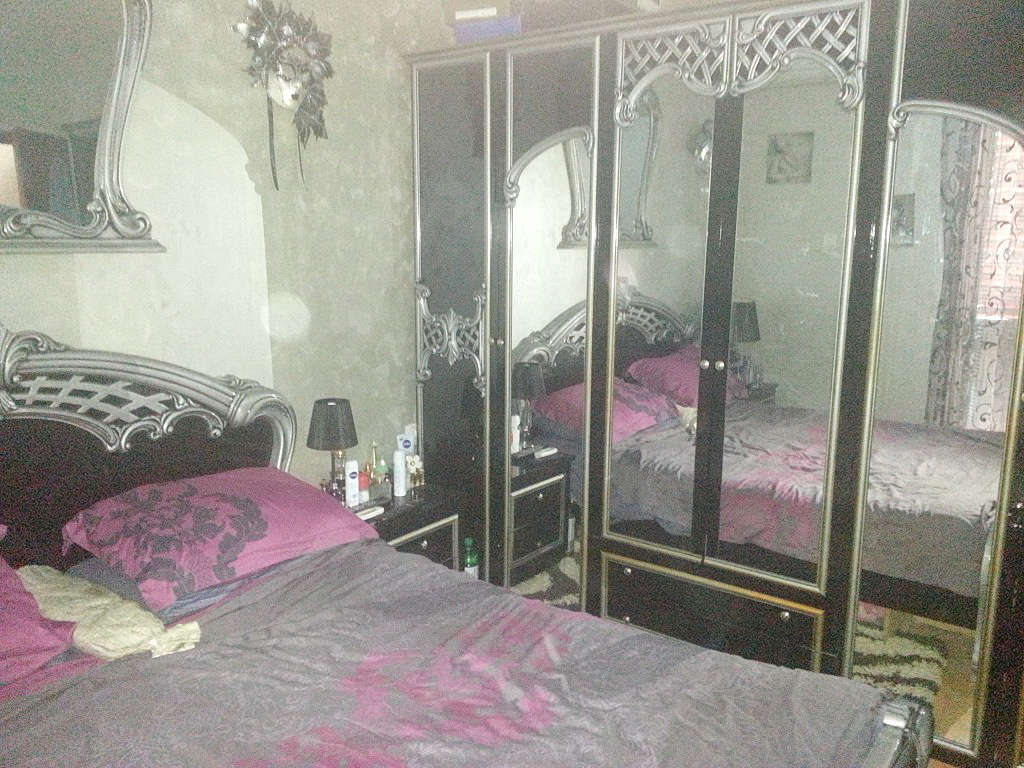 Spavaća soba u kući u Herceg Novom, Crna Gora: bračni krevet i ormar sa ogledalnim frontovima u klasičnom stilu.