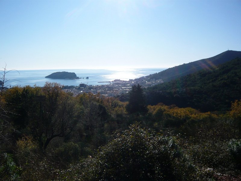 Panoramablick auf das Meer, die Insel des Heiligen Nikolaus und die Stadt Budva, Montenegro, von einem erhöhten Grundstück aus.
