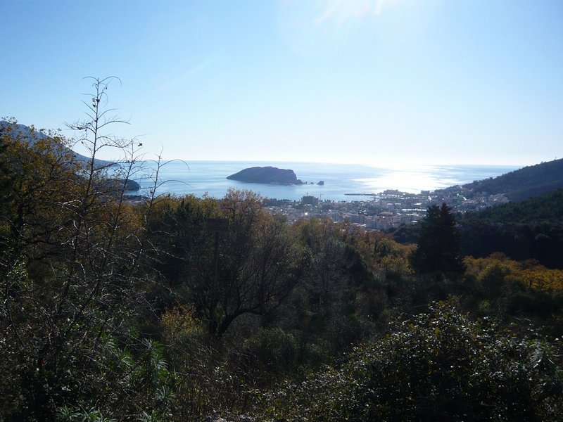 Panoramablick auf das Meer, die Insel des Heiligen Nikolaus und die Stadt Budva, Montenegro vom Grundstück aus.