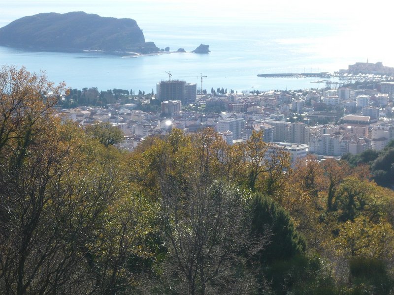 Panoramablick auf die Stadt Budva und die Insel Sveti Nikola, Grundstück in Montenegro mit Blick auf das Meer und die Berge.